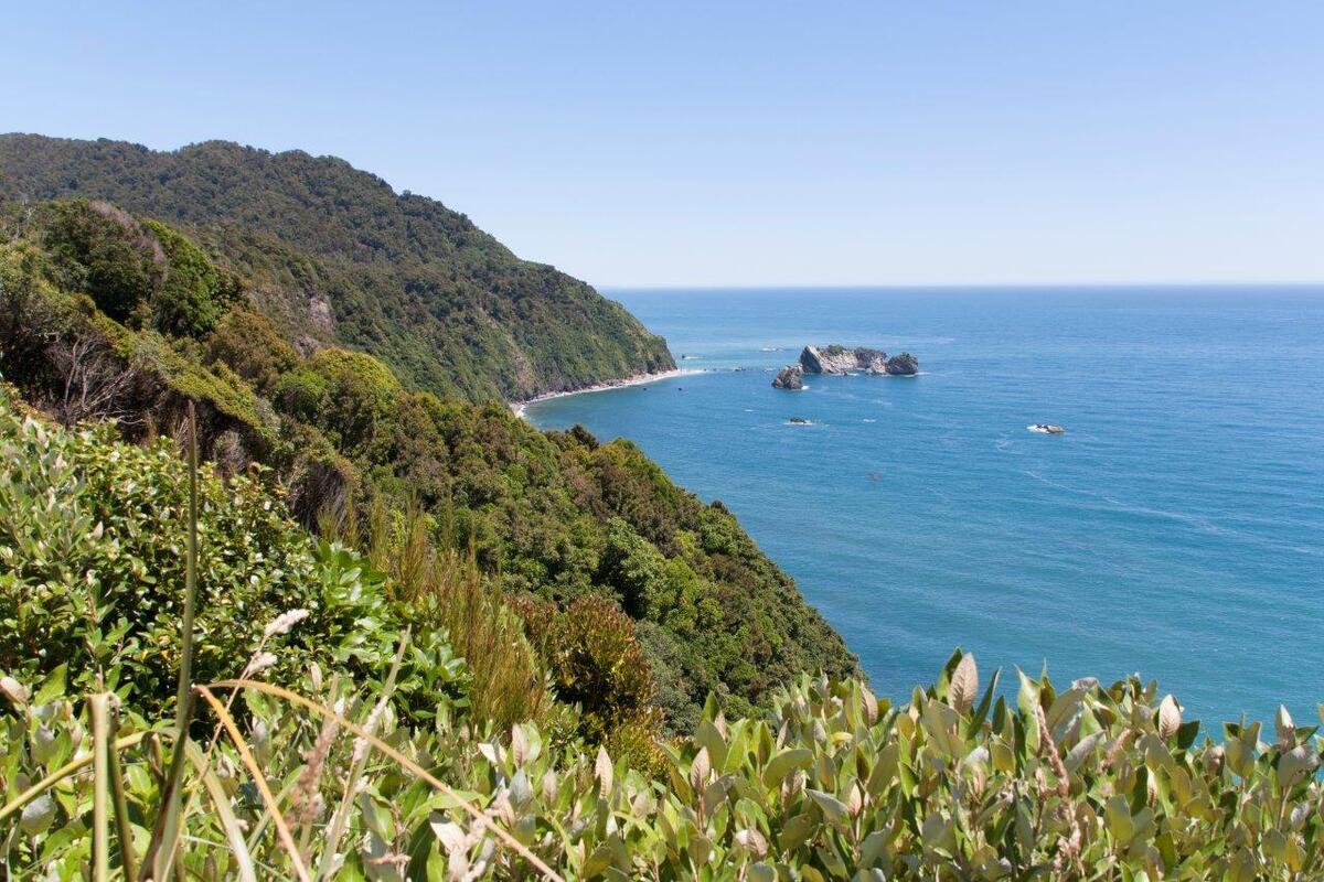 De adembenemende kustlijn met groen bedekte bergen
