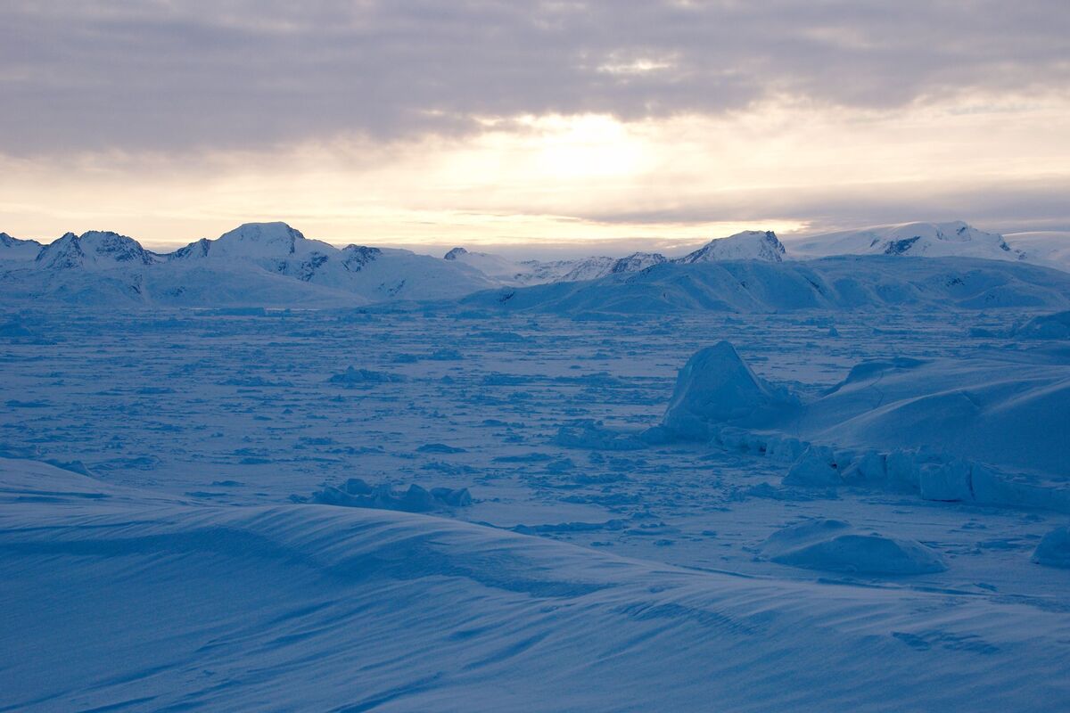 Zonsondergang en eeuwige sneeuw bij de fjord Sermilik in Groenland