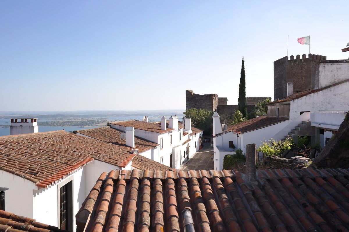 Uitzicht op Monsaraz en de meren