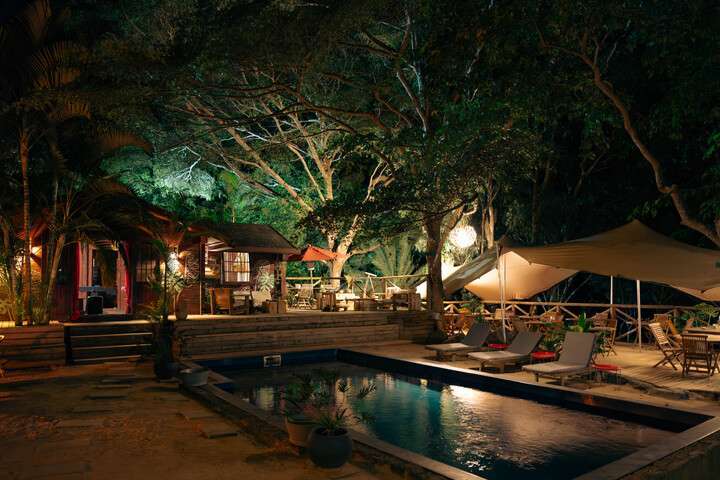 Gezellige sfeer rondom het zwembad