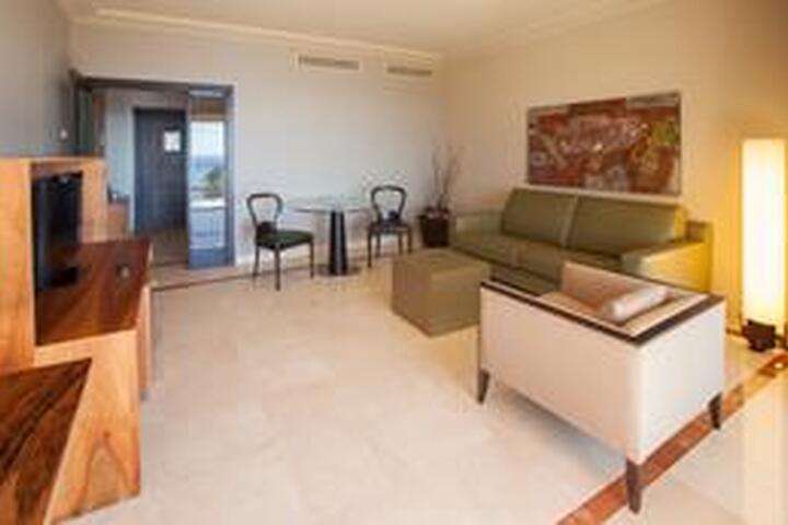 de woonkamer van '2-persoonskamer, Senior Suite Zeezicht'