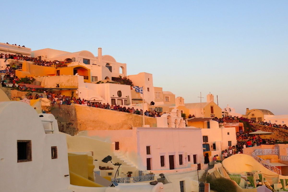 Het stikt van de toeristen die op Santorini de zonsondergang willen zien