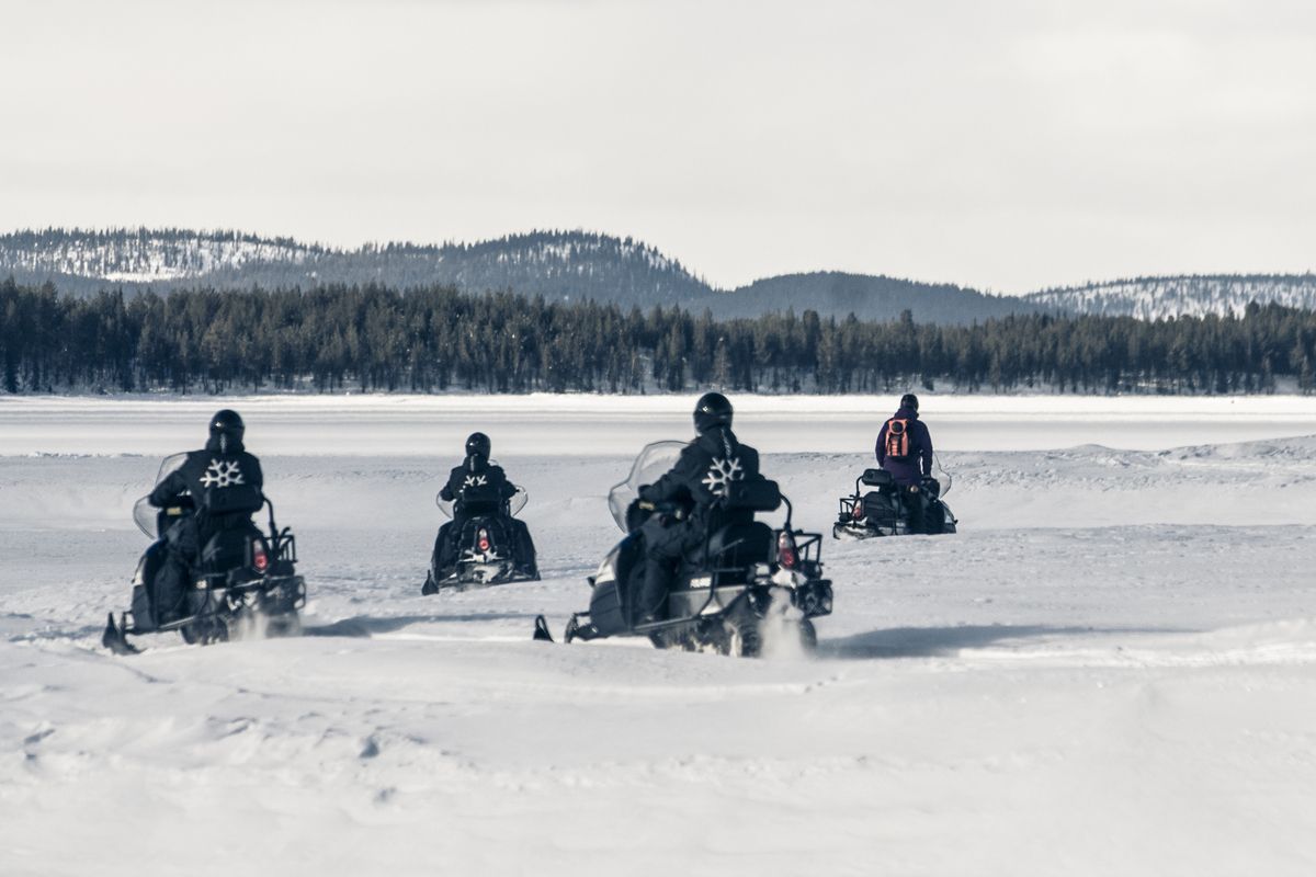 Per sneeuwscooter naar het Ice Hotel ©Markus Alatalo