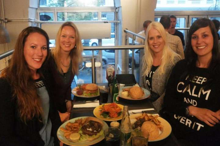 Met zijn 4e hamburgers eten bij Halifax