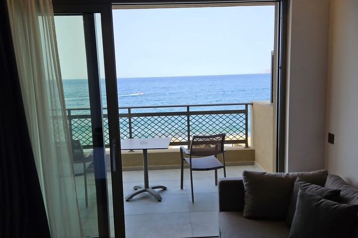 Uitzicht vanuit kamer op zee