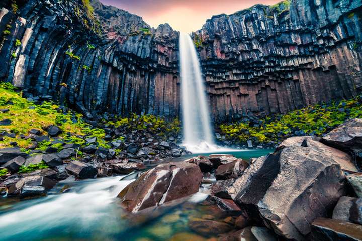 De Svartifoss waterval in Skaftafell National Park
