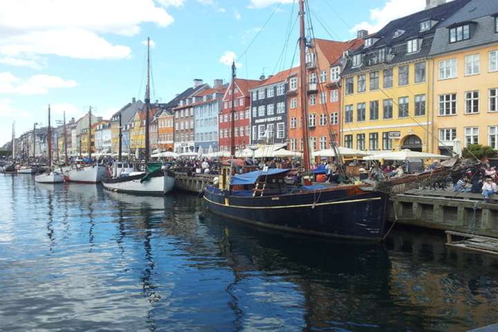 De bekende Nyhaven met vissersboten en kleurrijke huisjes