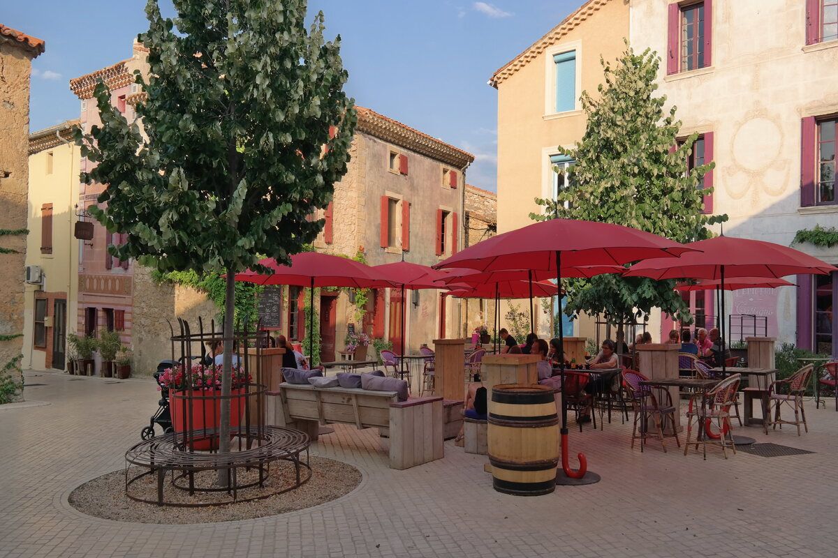 Het binnenplaatsje in Assignan