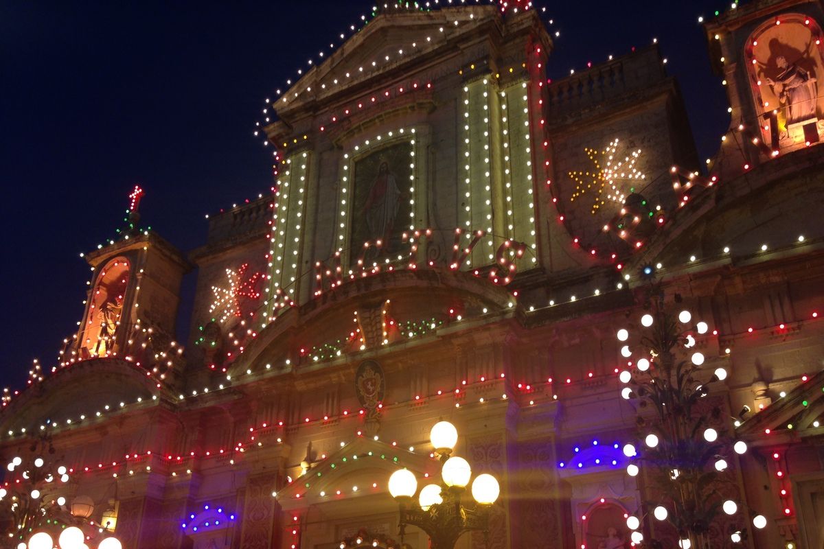 Tijdens de festa wordt de kerk feestelijk versierd