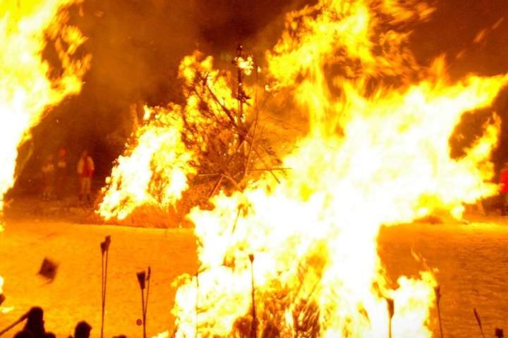 Overal zie je vuur bij Sagicho Matsuri