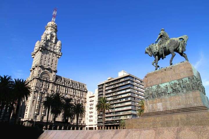 Palacio Salvo met standbeeld op de voorgrond