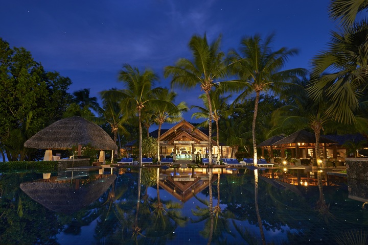 Het zwembad 's avonds