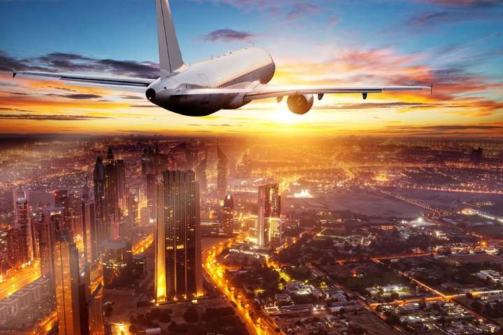 Een vliegtuig boven Dubai