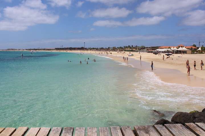 Het witte zandstrand met turquoise zee