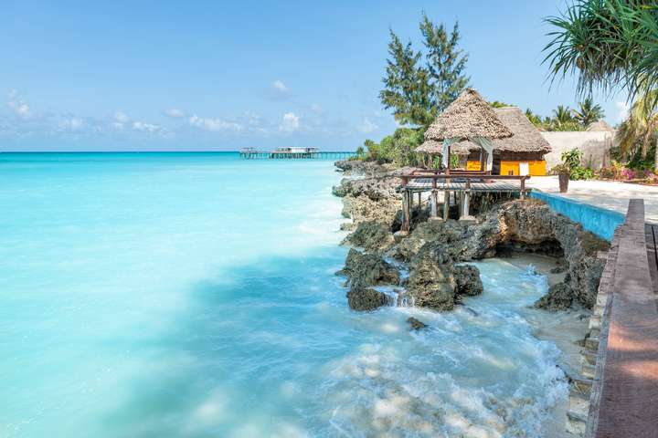 Helderblauw water bij Zanzibar