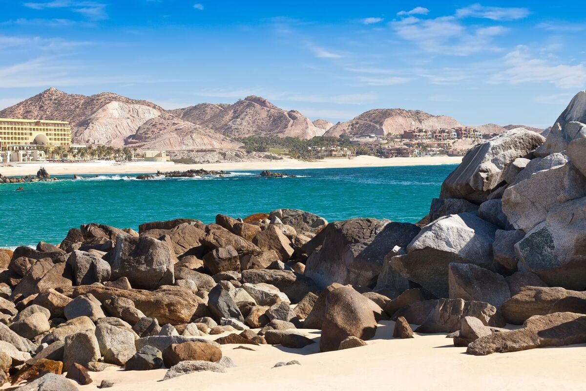 Kust Cabo San Lucas met woestijn op achtergrond