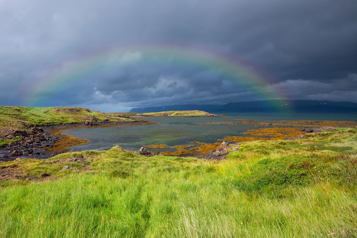 Donkere lucht met regenboog
