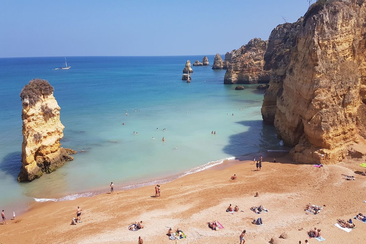 Lichtblauw water en goud zand bij Praia Dona Ana