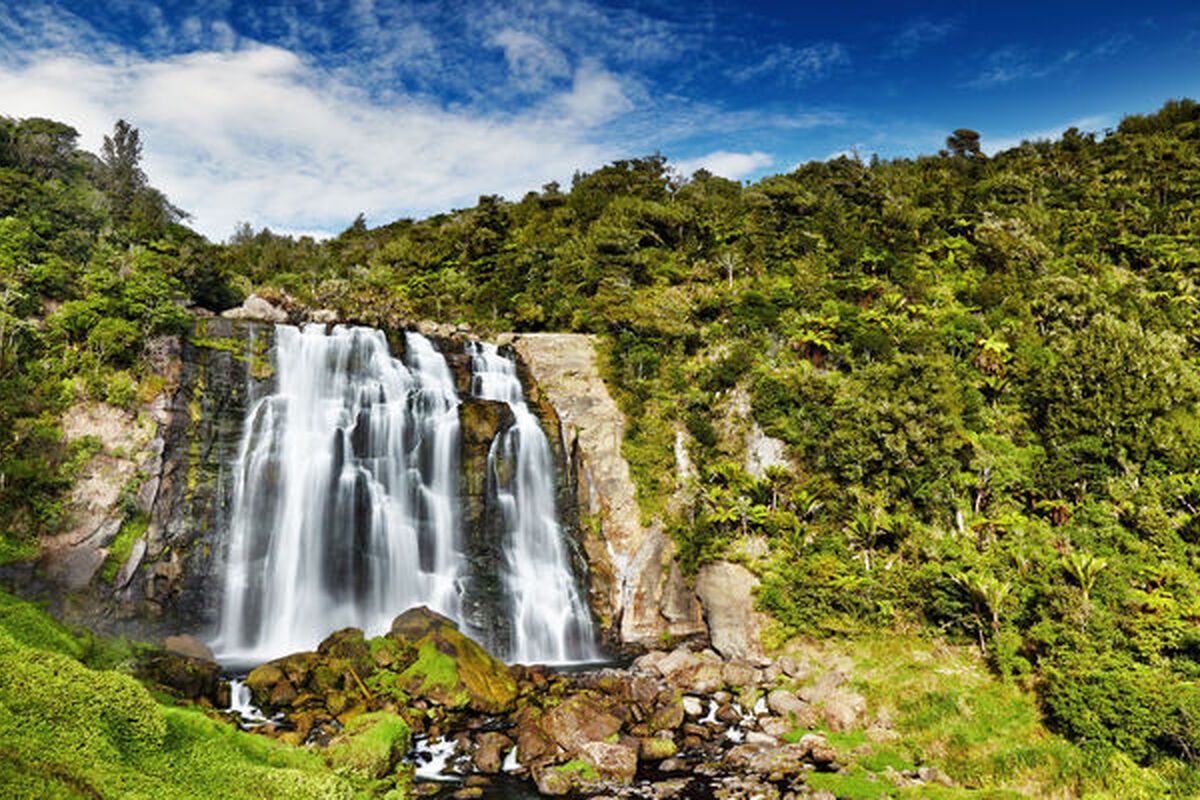 De mooie Marokopa Falls die 35 meter naar beneden stromen