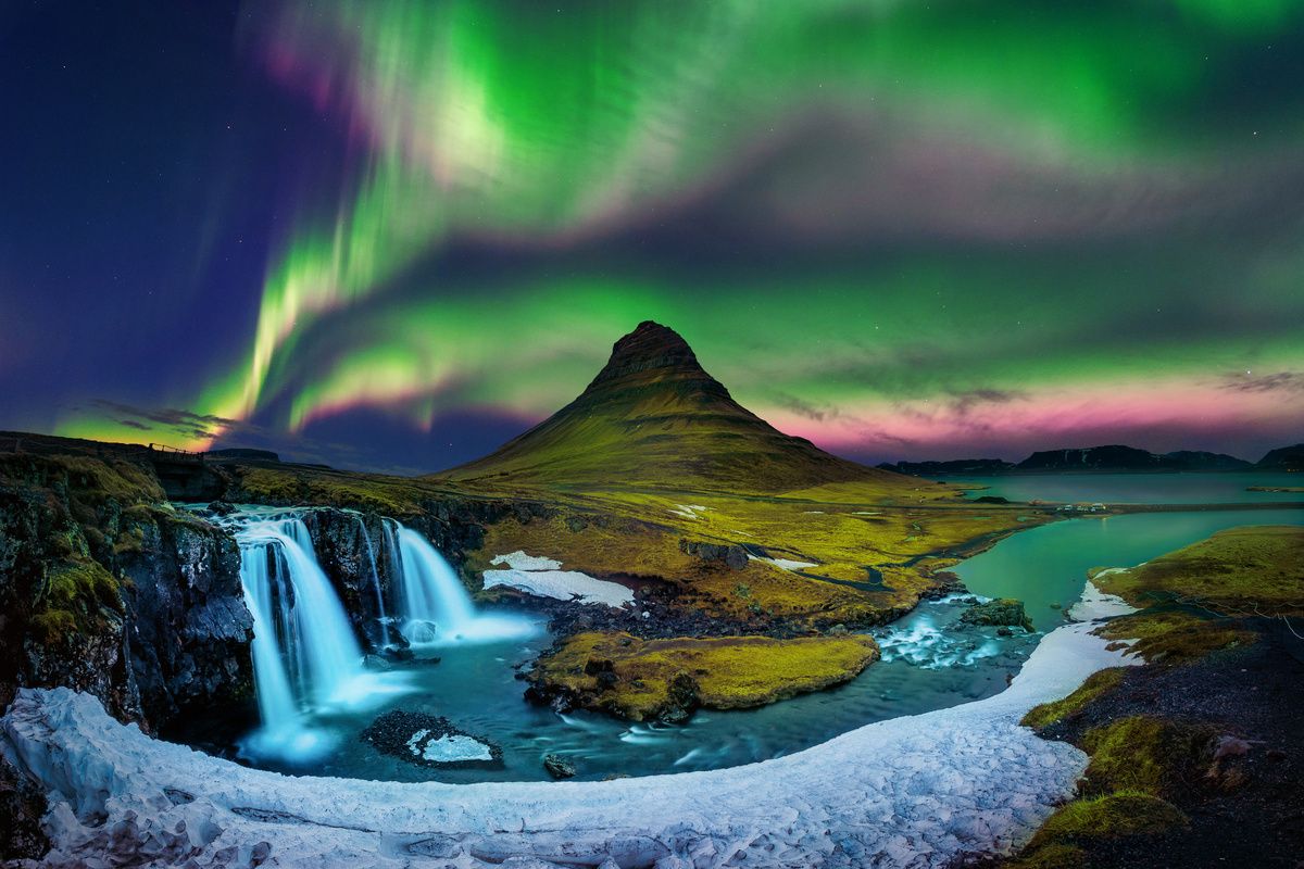 Het noorderlicht boven Kirkjufell in IJsland