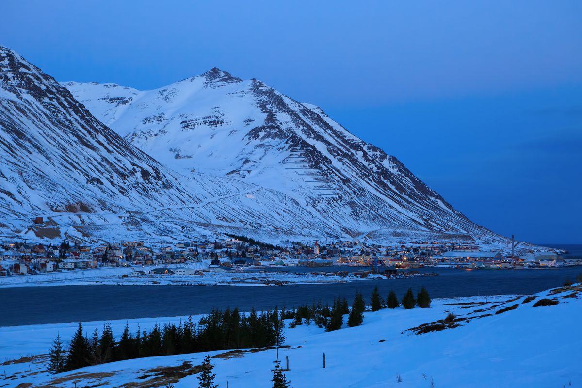 Schemer in de winter in de vissersstad Siglufjordur