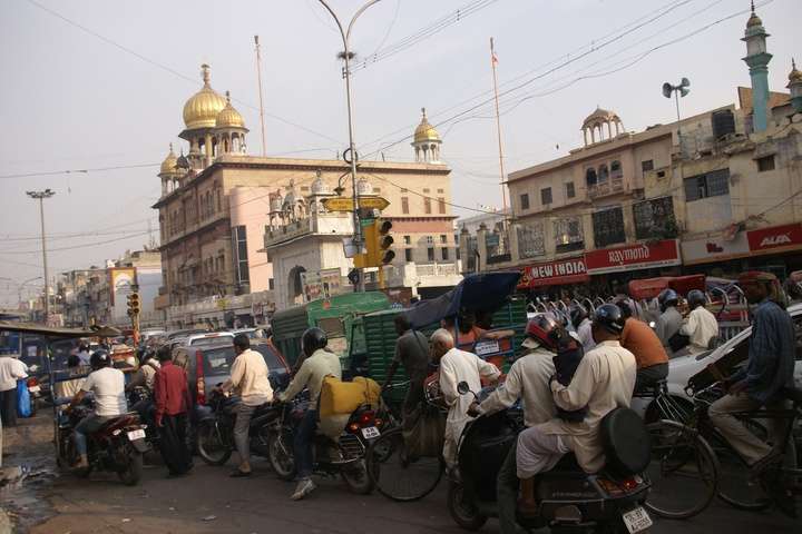 Drukte op straat in Delhi