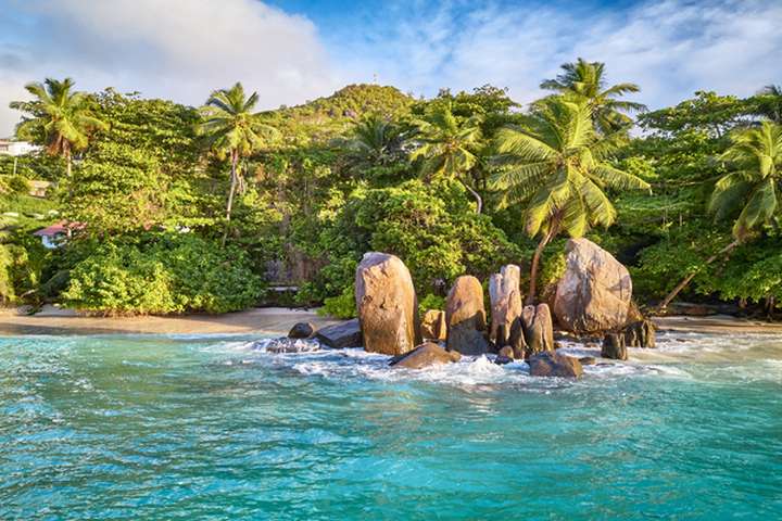 Tropisch strand op Mahé, Seychellen