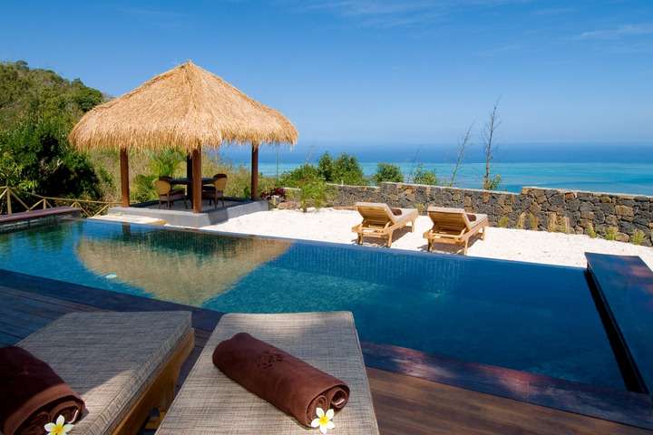 Vanaf de Exclusive Seaview poolsuite kijk je uit over zee