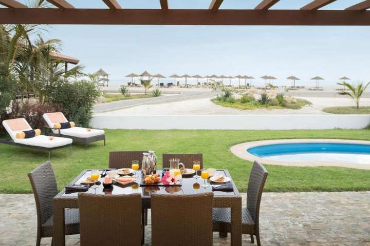 Tuin met privzwembad van 'Villa met vier slaapkamers'