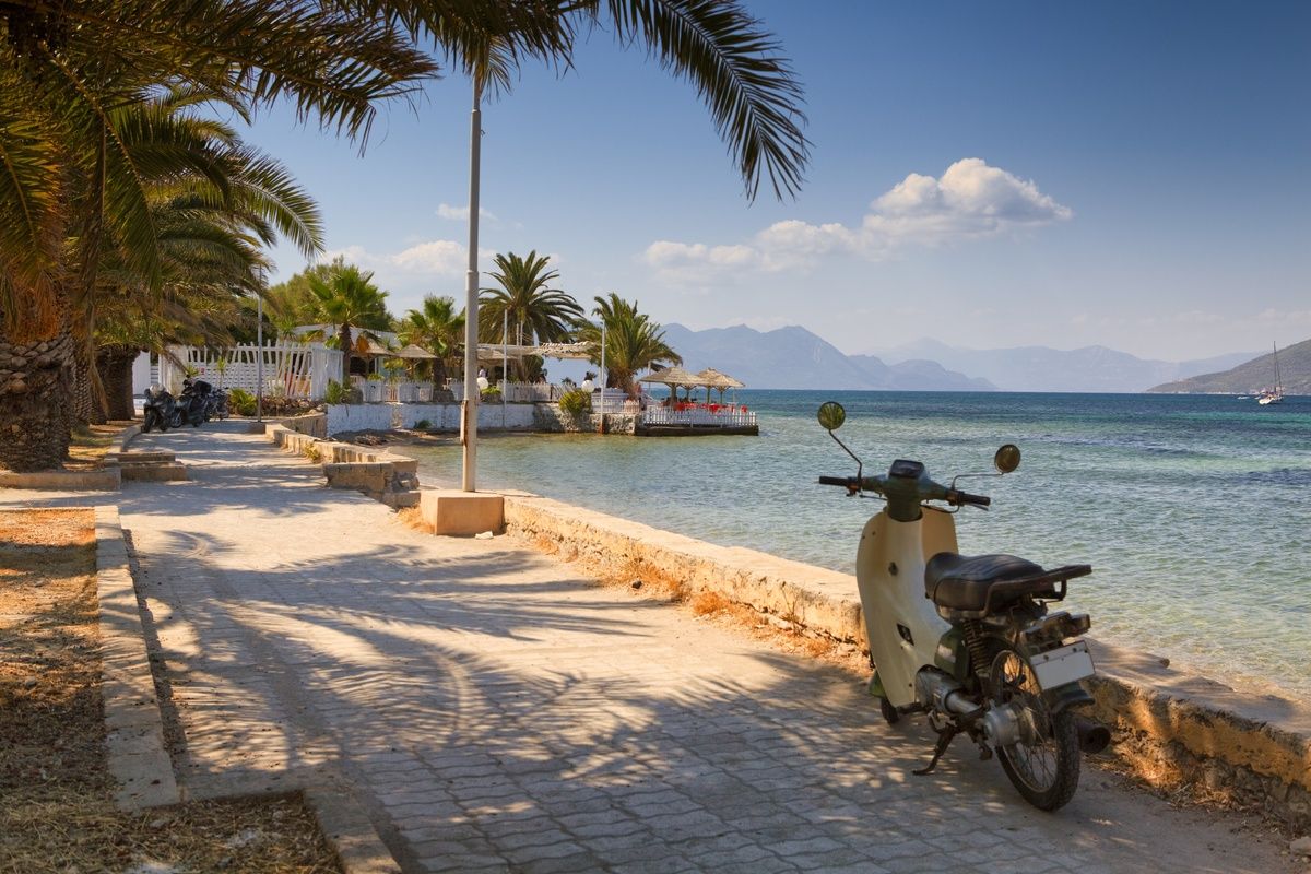 Geparkeerde scooter in Aegina, Griekenland
