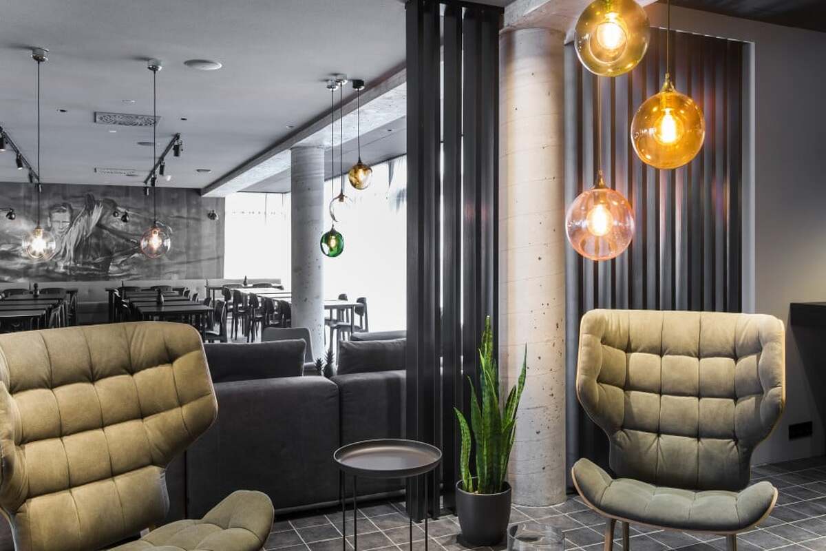 De lounge van Skuggi Hotel