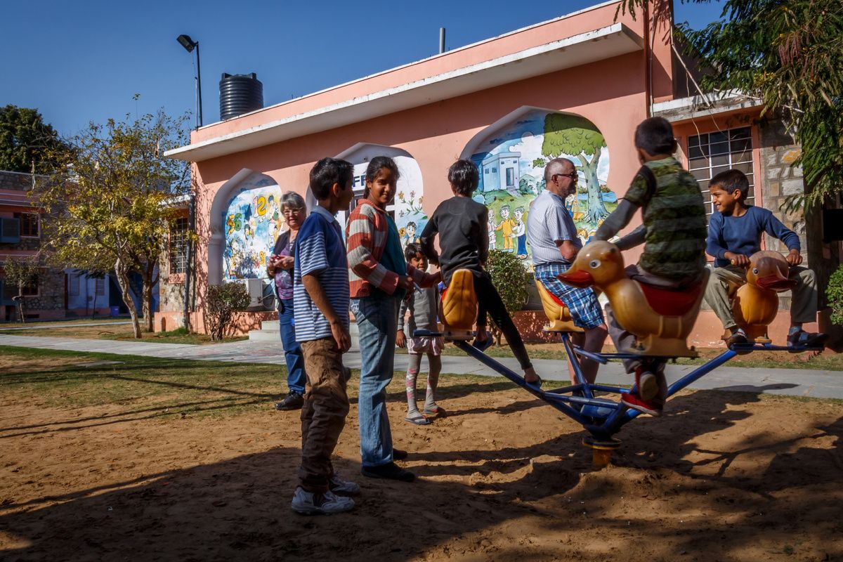 Toeristen bekijken een weeshuis 