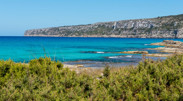 Kust met rotsen op Formentera