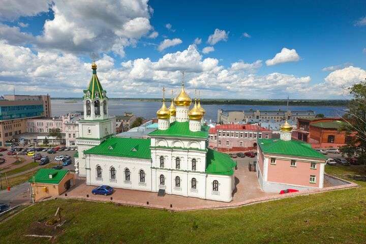 Kerk met groen dak in Novgorod, Rusland