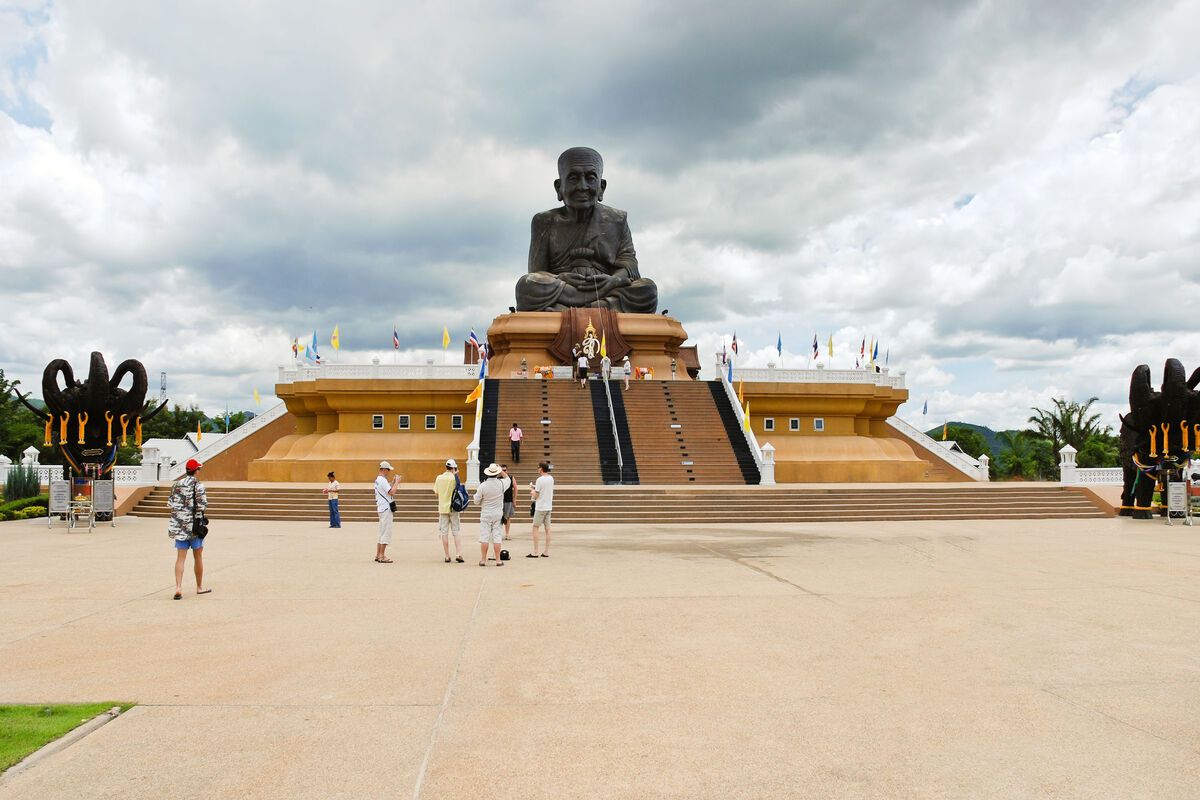 Standbeeld Luang Pu Thuad in Hua Hin