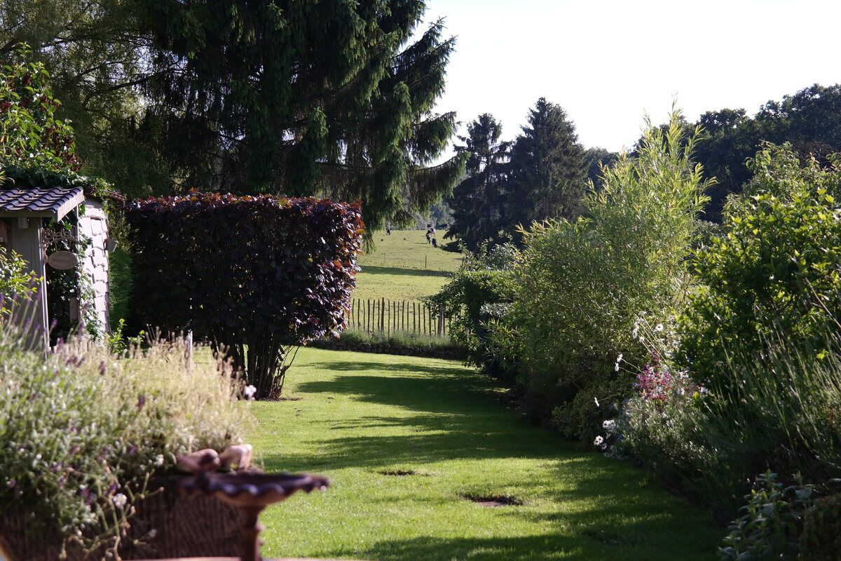 De tuin met uitzicht op de weilanden