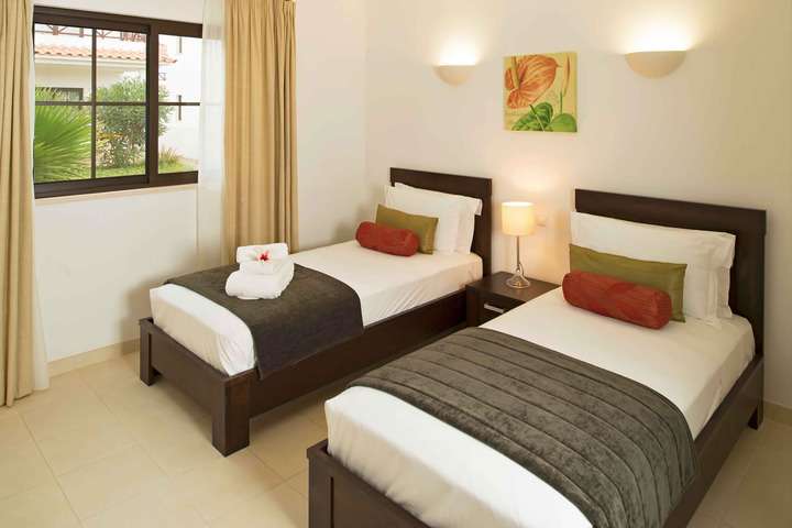 Slaapkamer met twin bed van 'Familiesuite'