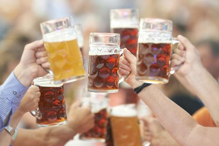 Tijdens Vaderdag wordt er door vader en zoon bier gedronken