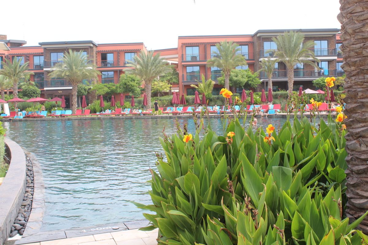 Het tropische zwembad met tuin van het Hilton Cabo Verde Sal Resort