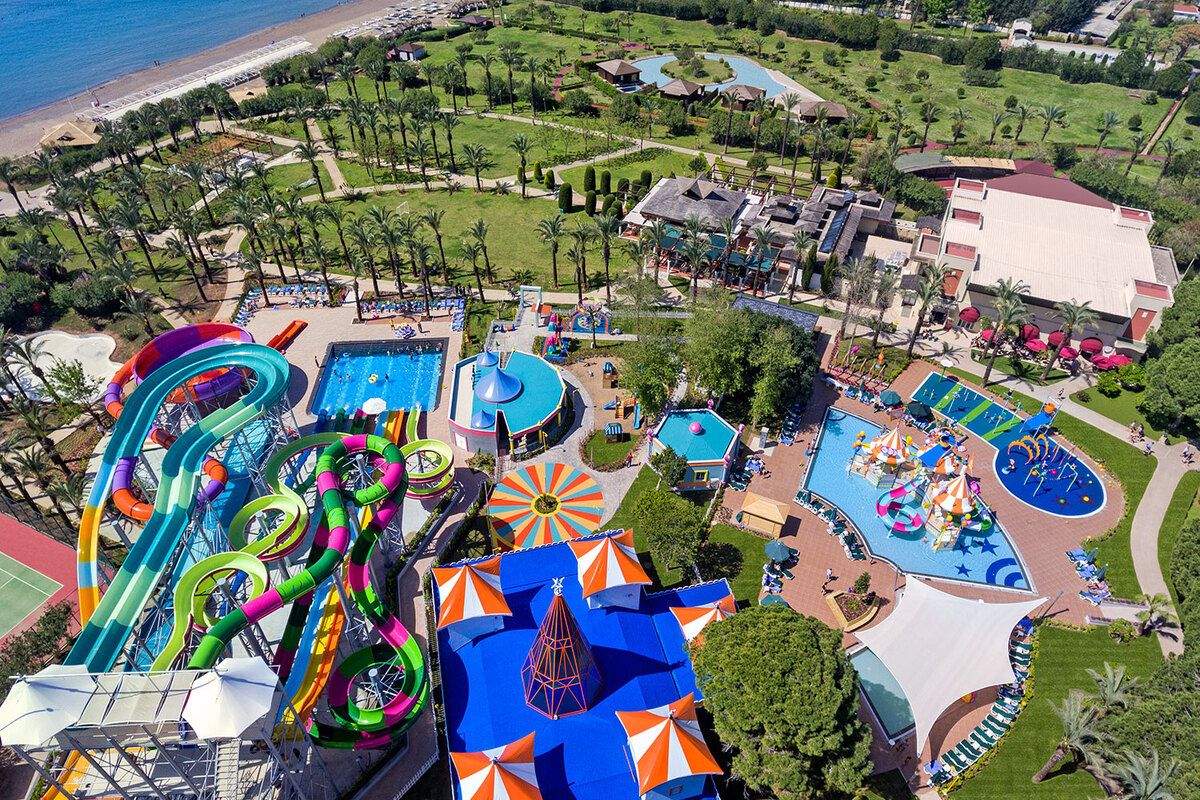 De glijbanen bij het hotel