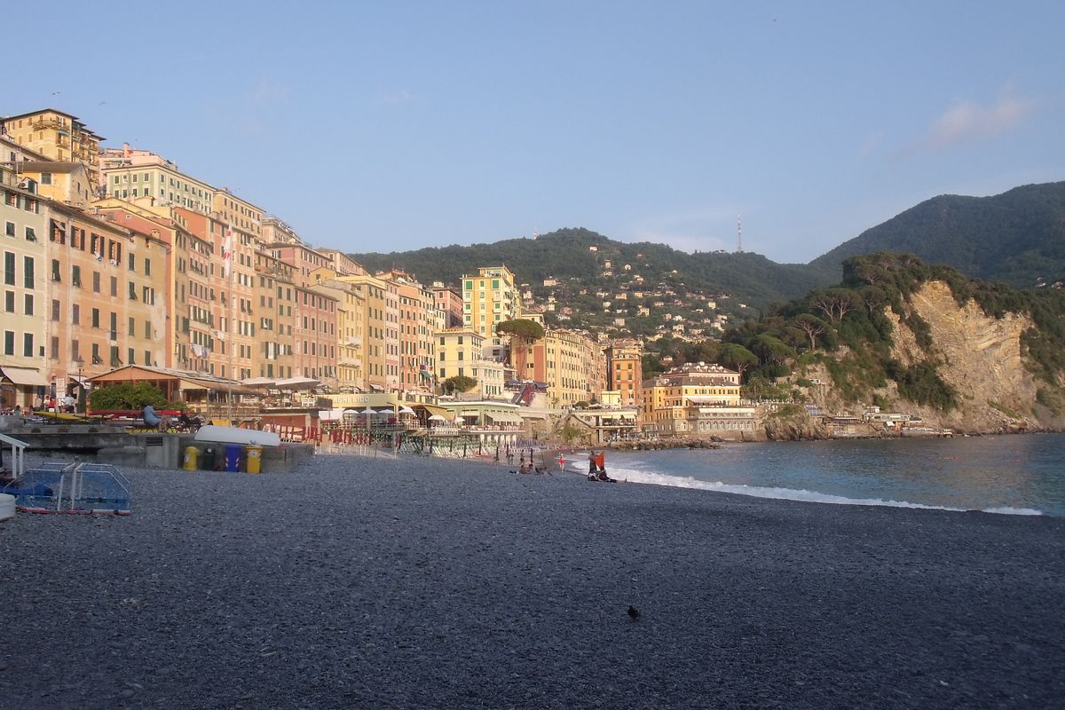 Het oude vissersdorpje Camogli met kleine ambachtswinkels