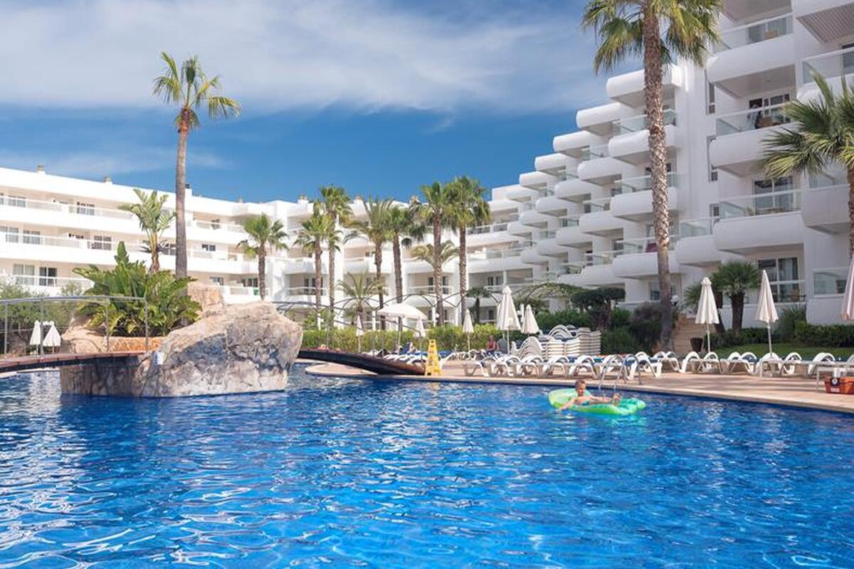 Het buitenbad van aparthotel Tropic Garden