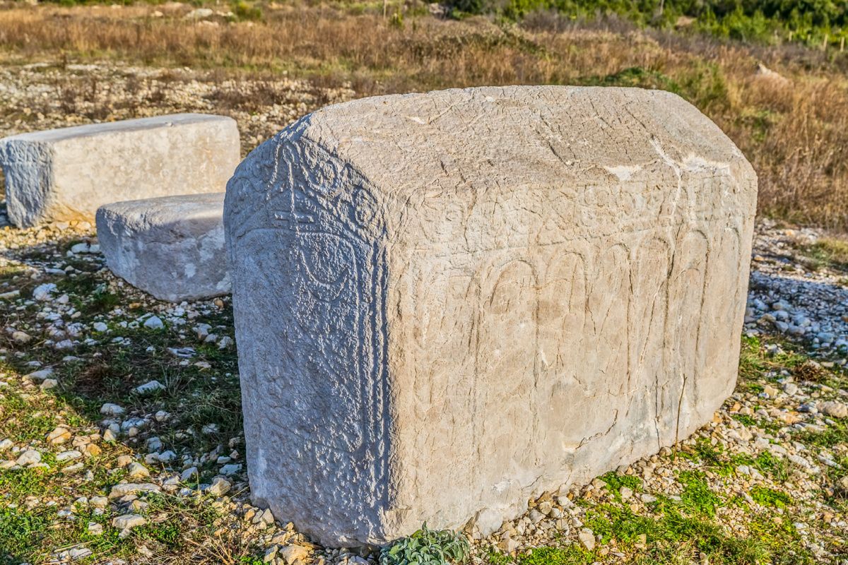 De oude Stécci grafstenen