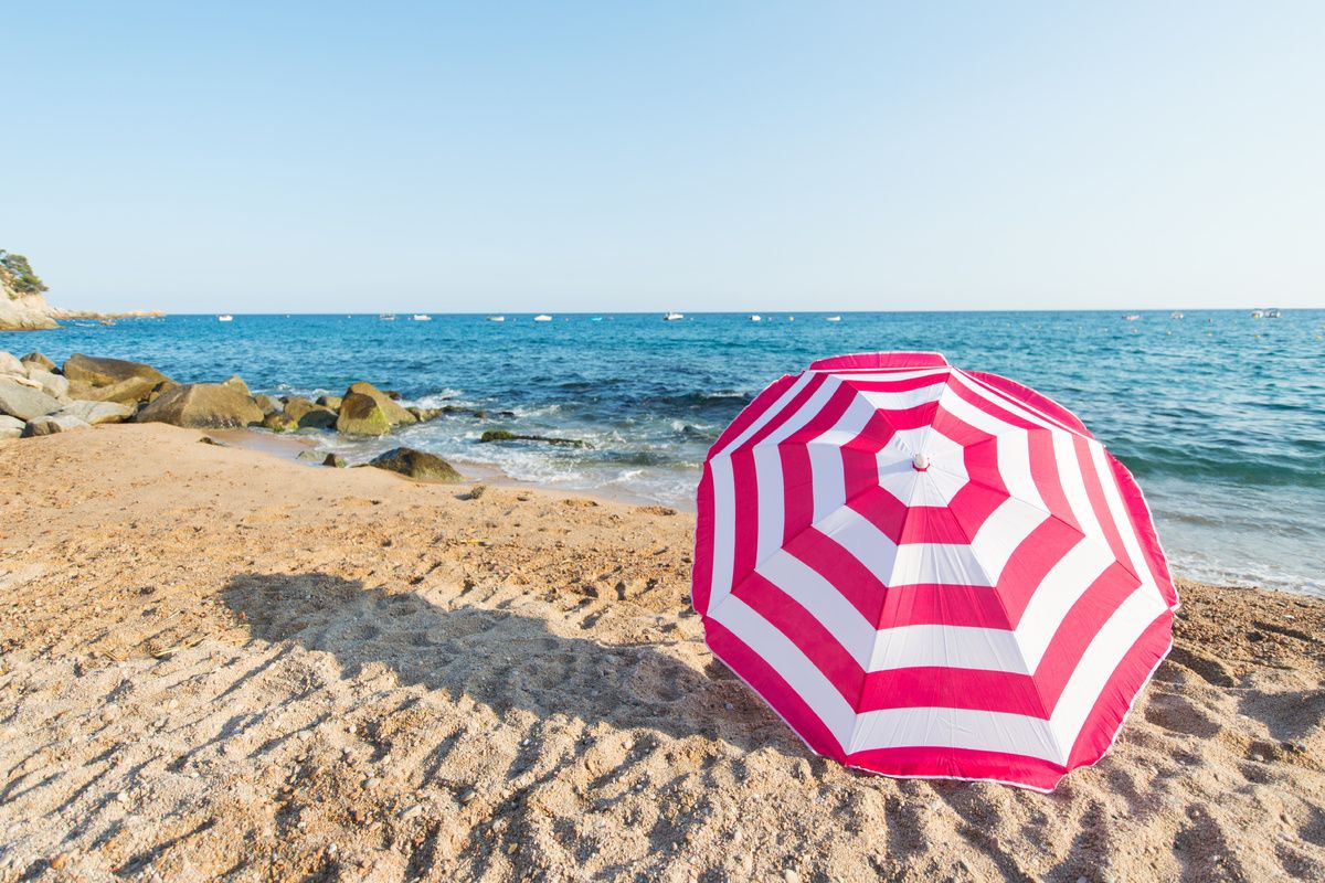 Het zonnige Spaanse strand