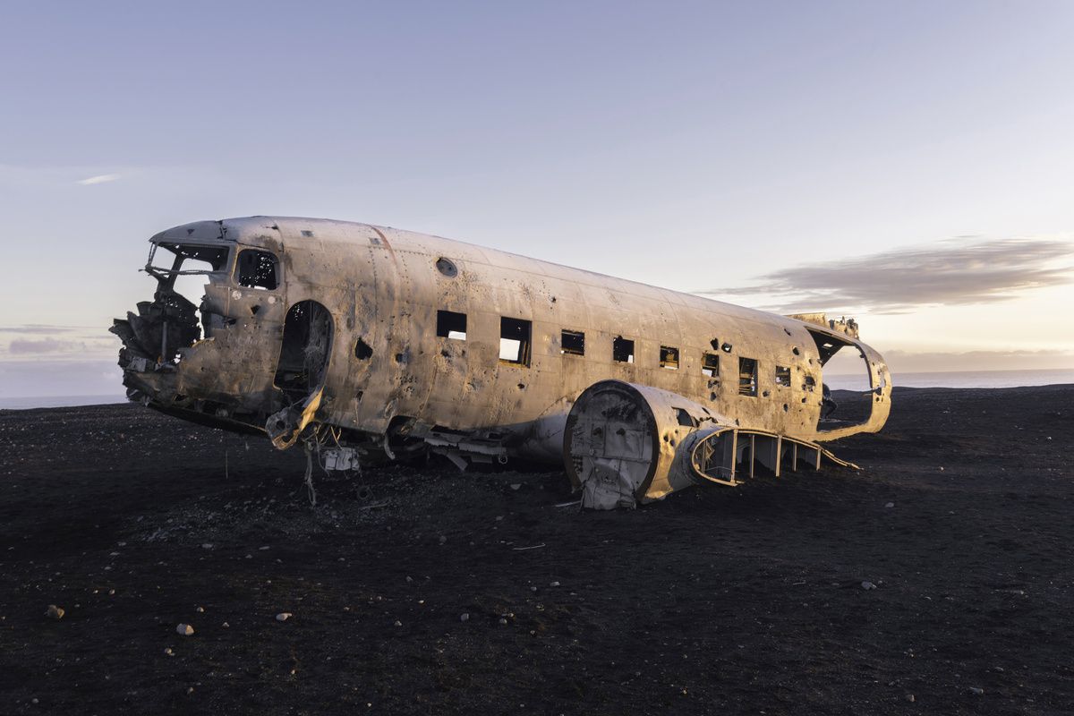 Het vliegtuigwrak op het zwarte strand van Sólheimasandur