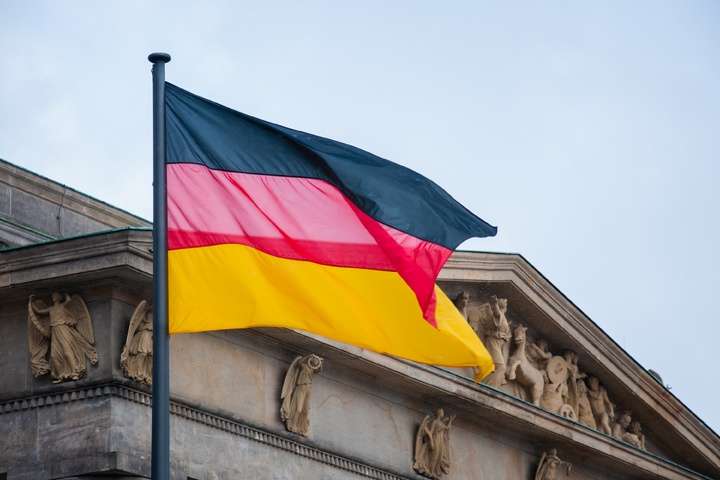 Duitse vlag die wappert tijdens Dag van de Duitse Eenheid