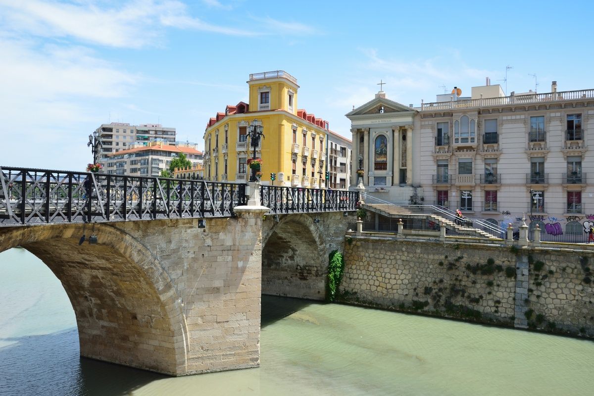 Mooie brug in de stad Murcia