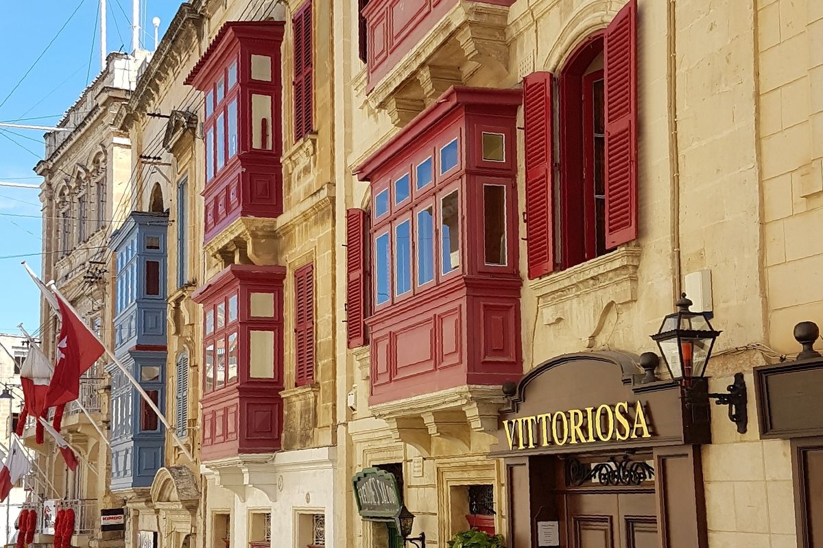 Kleurrijke balkons in Vittoriosa