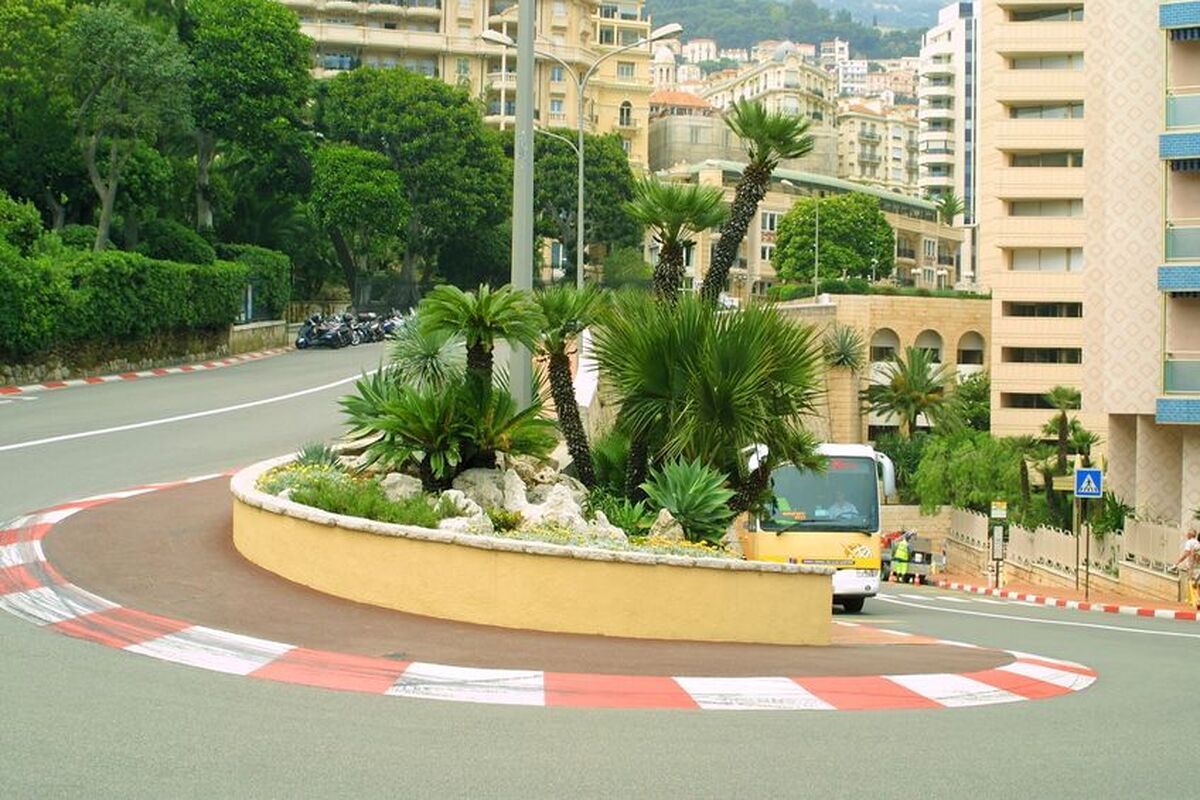 Een smalle en krappe bocht in een van de straten van Monaco