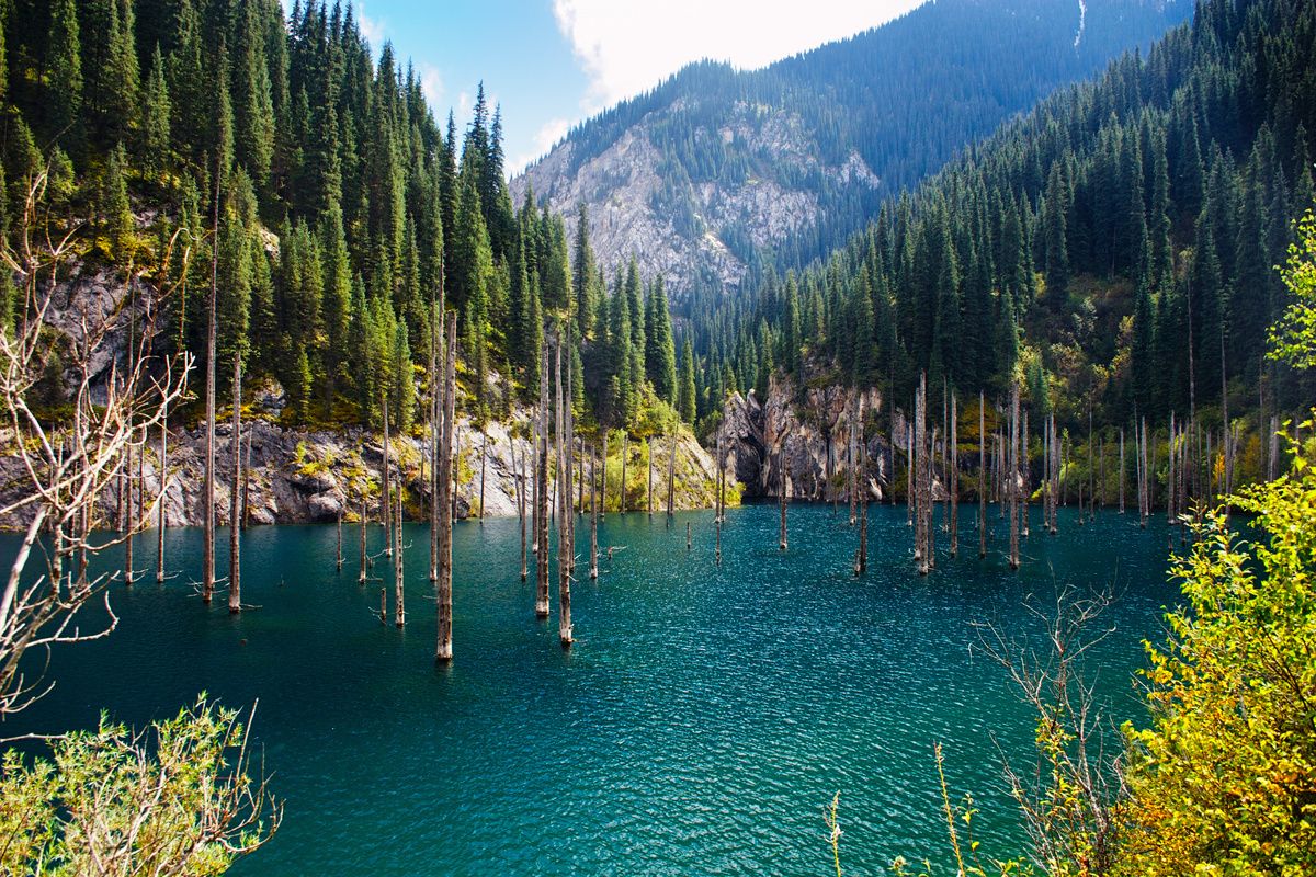 Lake Kaindy in de zomer